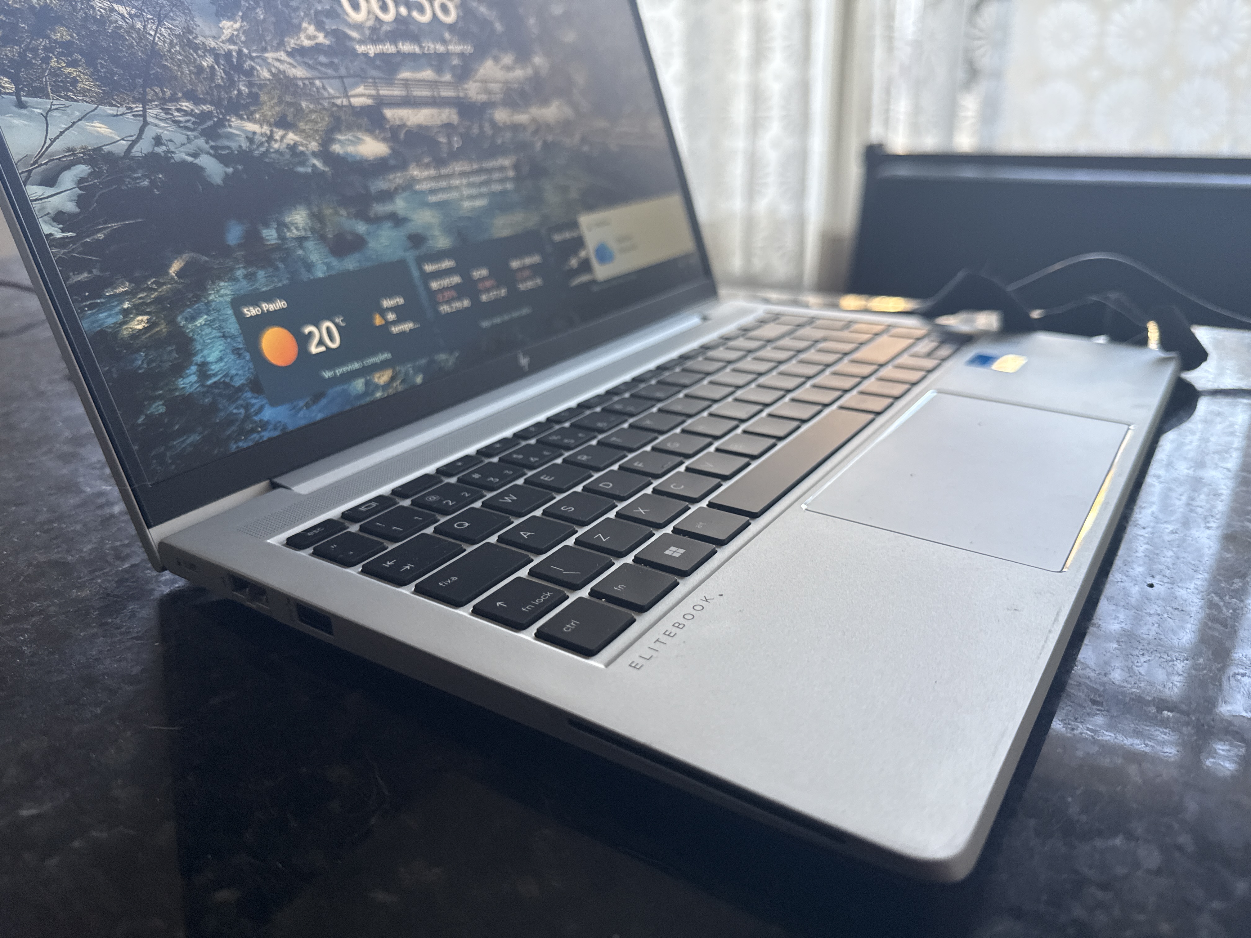 Imagem principal de HP EliteBook 640 14 inch G10 Notebook PC